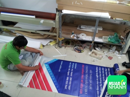 Nhân viên In PP đang gia công cho thành phẩm in banner pp cho khách hàng tại Công ty In PP