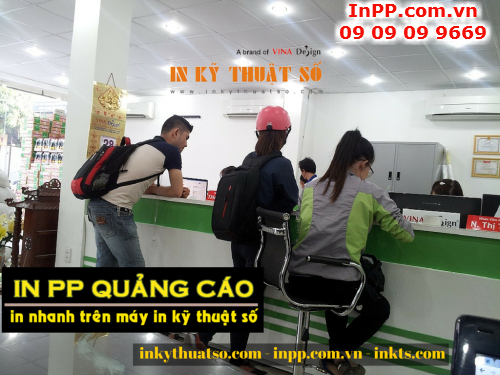 Khach hang dat in an nhanh tai trung tam in an cua Cong ty TNHH In Ky Thuat So - Digital Printing 